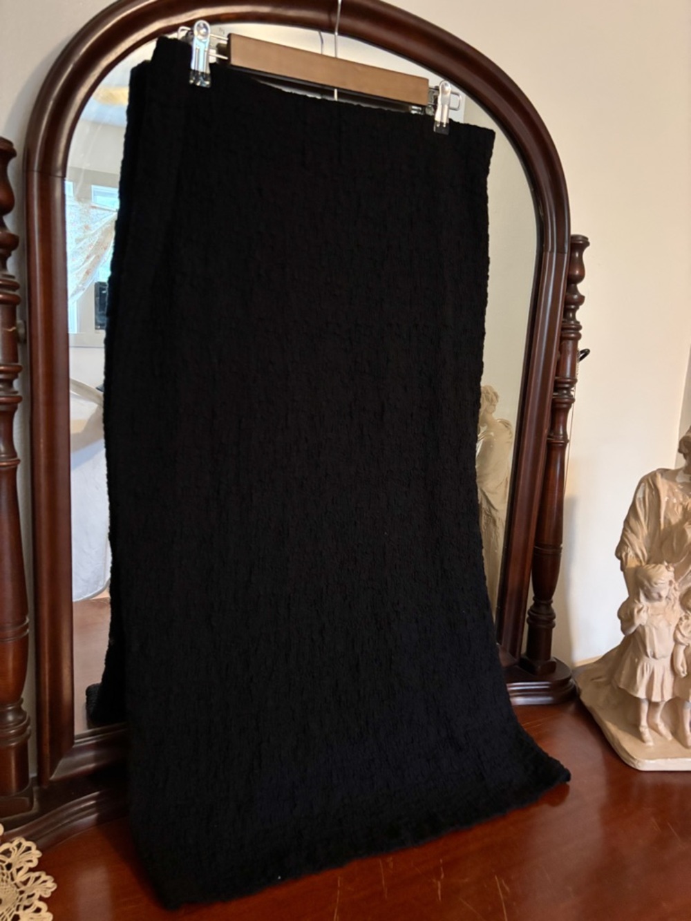 Vince. Black Textured Skirt Size Large
